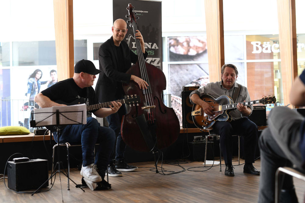 Ulf Wakenius, Sven Faller, Paulo Morello - Lana Meets Jazz