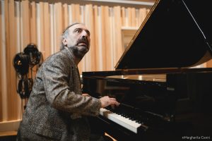 Intervista a Stefano Bollani che in piano solo ha inciso le musiche di Jesus Christ Superstar in «Piano Variations On Jesus Christ Superstar»