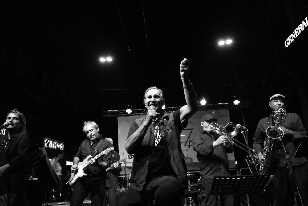 Andrea Mingardi in concerto (foto di Euriolo Puglisi)