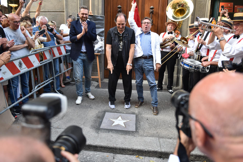 Andrea Mingardi alla scopertura della stella 2019 a Gerry Mulligan nella Strada del Jazz, via Orefici di Bologna (foto di Euriolo Puglisi)