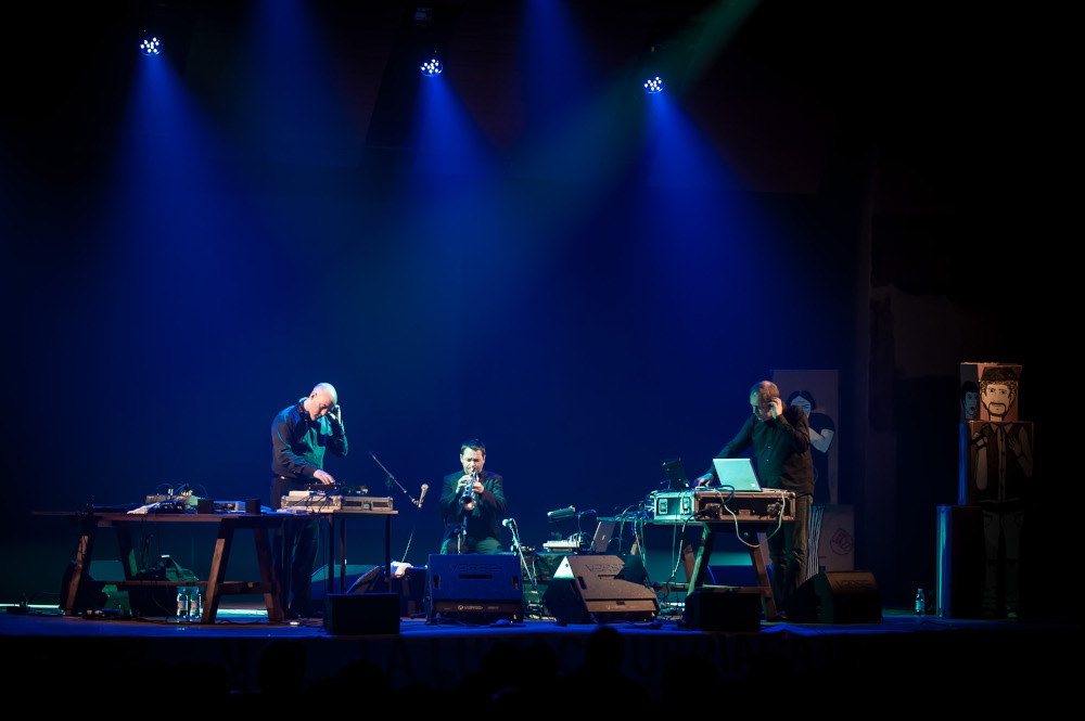 Da sinistra, Jan Bang, Arve Henriksen ed Erik Honoré sul palco di Foligno nel maggio 2013.