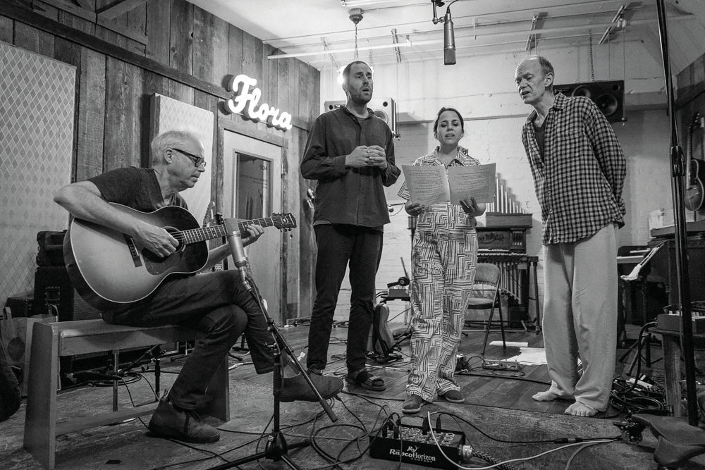 Da sinistra: Bill Frisell, Luke Bergman, Petra Haden e Hank Roberts.