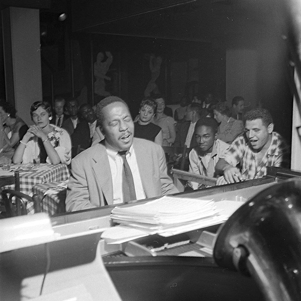 Bud Powell nel 1957 durante un ingaggio al Birdland, il locale gestito dal suo manager Oscar Goodstein. La foto è opera di Francis Wolff della Blue Note.