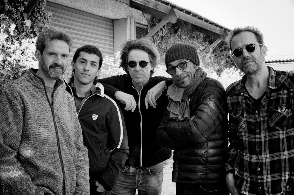 Il gruppo di Dominic Miller (al centro), con Mike Lindup, Santiago Arias, Manu Katché
e Nicolas Fiszman.