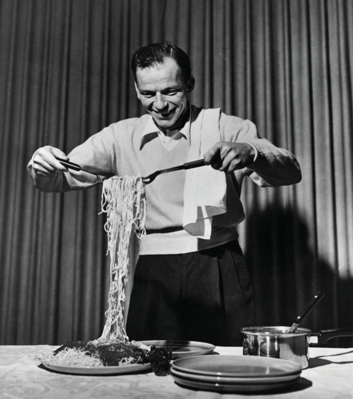 Frank Sinatra Making Spaghetti Frank Sinatra (foto: Bettmann archive / Getty Images)