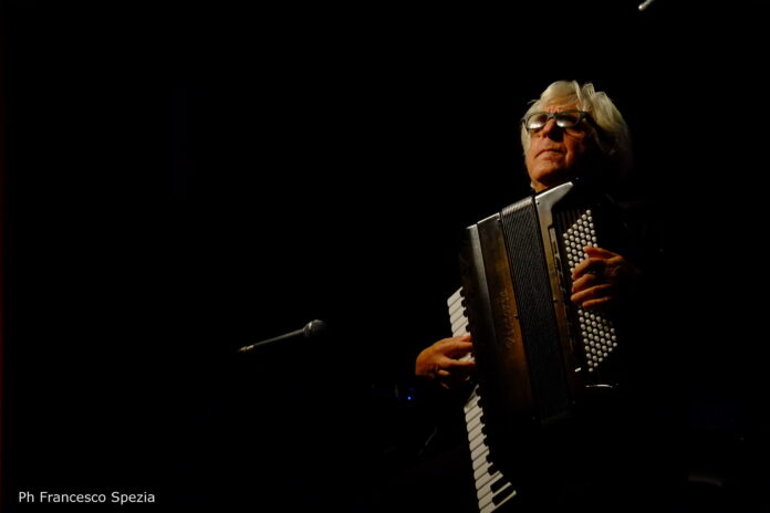 inusuale quello presentatosi a Piacenza, composto dal tastierista e fisarmonicista Gil Goldstein