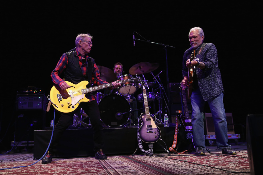 A Newark City, nel 2015, gli Electric Hot Tuna. Da sinistra: Jack Casady, Justin Guip e Jorma Kaukonen (Foto di Al Pereira)