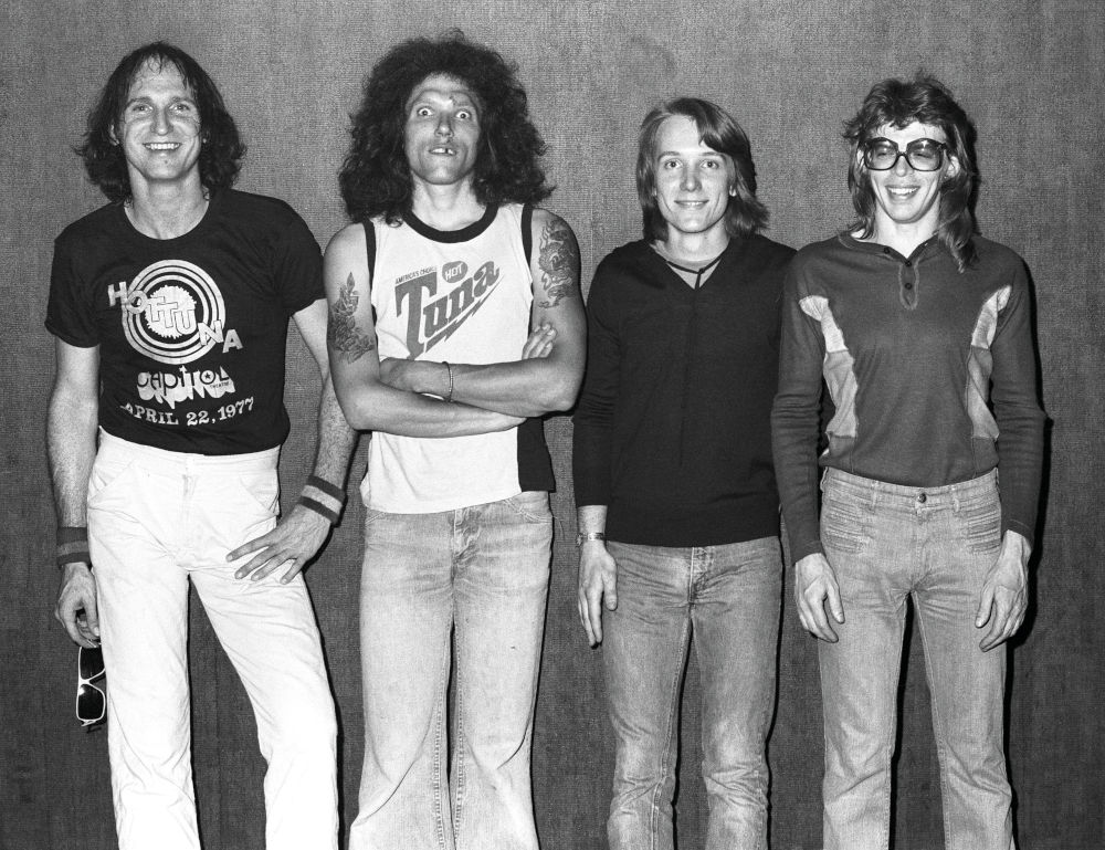 Gli Hot Tuna backstage al club Old Waldorf di San Francisco, nel maggio del 1977. Assieme a Casady e Jorma Kaukonen, il batterista Bob Steeler e il tastierista Nick Buck.  (foto di Ed Perlstein)