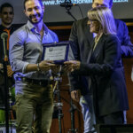 Il pianista Giuseppe Blanco riceve il premio da Rossana Luttazzi