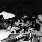 Brel, Jacques – Saenger, gibt Autogramme