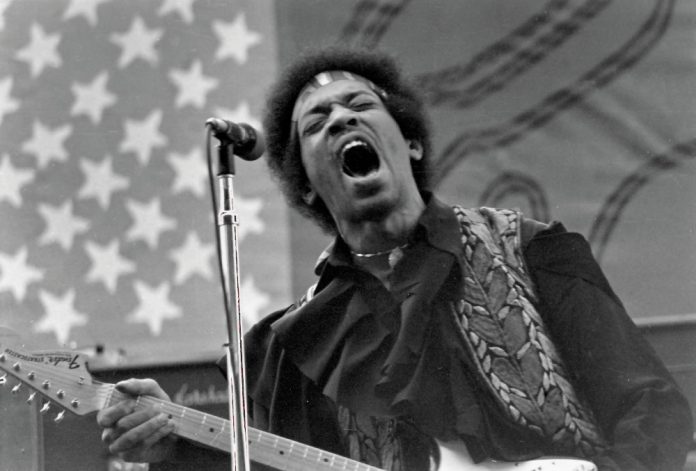 Jimi Hendrix sul palco a Sacramento (California), il 15 settembre 1968.