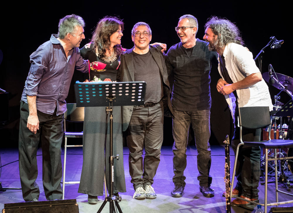 Da sinistra: Huw Warren (pianoforte), Maria Pia de Vito (voce), Gabriele Mirabassi (clarinetto), Roberto Taufic (chitarra) e Roberto Rossi (percussioni)