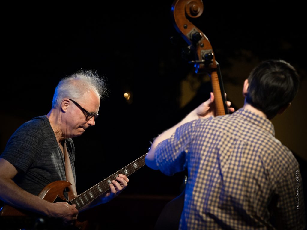 Bill Frisell (di spalle Thomas Morgan), foto di Sanzio Fusconi