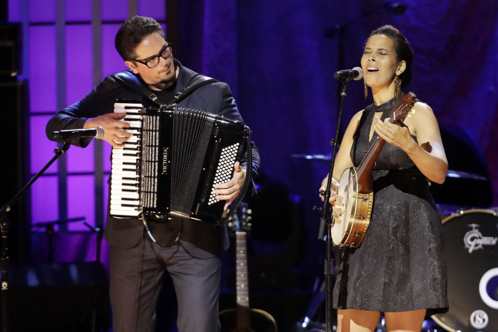 Francesco Turrisi e Rhiannon Giddens (foto di Wade Payne)