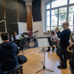 Sono aperte le iscrizioni, fino all’esaurimento dei posti disponibili, ai Corsi Ordinari e ai corsi Pre-Accademici organizzati da SIENA JAZZ. Le lezioni prenderanno il via Lunedì 5 ottobre 2020 e termineranno il 31 maggio 2021. Tutti i corsi e le attività sono stati progettati per garantire la sicurezza agli studenti, agli insegnanti e al corpo non docente, nei rinnovati locali di SIENA JAZZ che  grazie all’intervento del Comune di Siena, sono stati dotati di nuovi impianti di riscaldamento e di climatizzazione e potranno beneficiare di collegamento alla rete in banda larga.  CORSI ORDINARI DI MUSICA Questi corsi hanno fra gli obiettivi quello di preparare gli allievi a formare gruppi di musica d’insieme sempre più qualificati nelle proprie esibizioni dal vivo e nella preparazione musicale di gruppo. Dal mese di Gennaio 2021 i migliori gruppi di musica d’insieme potranno suonare in pubblico nei locali cittadini appositamente convenzionati con SIENA JAZZ. I corsi sono aperti anche a principianti che vogliano iniziare un corretto studio sullo strumento, purché manifestino un forte interesse per la musica improvvisata, il suo utilizzo in tutti i generi della musica moderna di qualità e l’adesione a questa impostazione didattica. Si accettano anche domande di iscrizione per gruppi precostituiti (minimo quattro elementi) che vogliano approfondire e perfezionare insieme le loro precedenti esperienze musicali. I Corsi Ordinari si dividono in tre tipologie: corso di strumento, corso di strumento e musica d’insieme, corso di musica d’insieme (solo se i posti sono disponibili).        CORSI PRE – ACCADEMICI Questi corsi hanno l’obiettivo di fornire ai giovani musicisti le competenze e le abilità musicali necessarie per imparare a suonare uno strumento e iniziare un percorso di perfezionamento musicale utile sia per la musica jazz, che per la popolar music e molti aspetti della musica rock. Sono corsi fondamentali anche per quei giovani non interessati a perseguire un diploma accademico equiparato alla laurea universitaria di primo livello, ma che vogliano raggiungere buone competenze e abilità musicali che assicurino il raggiungimento di un livello professionale almeno intermedio. L’ingresso al “Livello A – iniziale”, non necessita di alcuna preparazione musicale; è quindi aperto a tutti gli studenti con un’età minima di entrata di 12 anni. Sono corsi che preparano un giovane musicista verso qualsiasi stile e linguaggio relativo alle musiche di oggi, dal jazz al pop, al rock, al latino, alle musiche etniche e a tutte le numerose derivazioni stilistiche contemporanee. Lo studio della musica jazz sullo strumento oggi è riconosciuto come l’alternativa didattica istituzionale agli studi classici. Gli strumenti insegnati sono i seguenti: Basso elettrico, Batteria e percussioni, Canto, Chitarra, Clarinetto, Contrabbasso, Pianoforte, Tastiere, Sassofono, Tromba, Trombone, Vibrafono.  Tutte le informazioni aggiornate sono sul sito ufficiale www.sienajazz.it     Siena Jazz Accademia Nazionale del Jazz Fortezza Medicea, 10 53100 – Siena