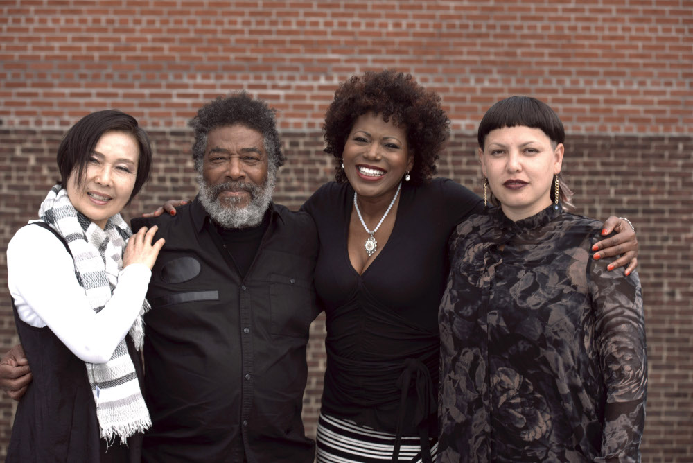 Wadada Leo Smith assieme alle Diamond Voices: da sinistra, Min Xiao-Fen, Karen Parks e Carmina Escobar.