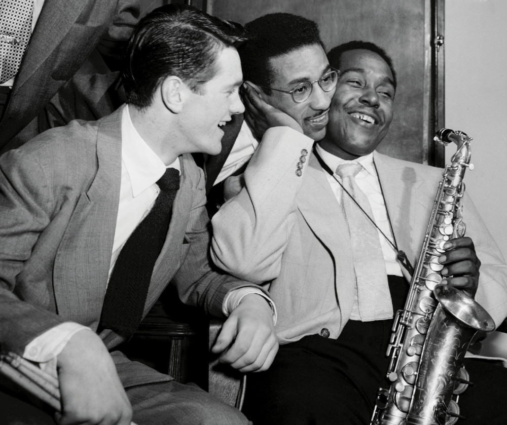 Il batterista svedese Sven Bolheim osserva un gesto affettuoso di Charlie Parker verso Max Roach (Parigi, 1949).